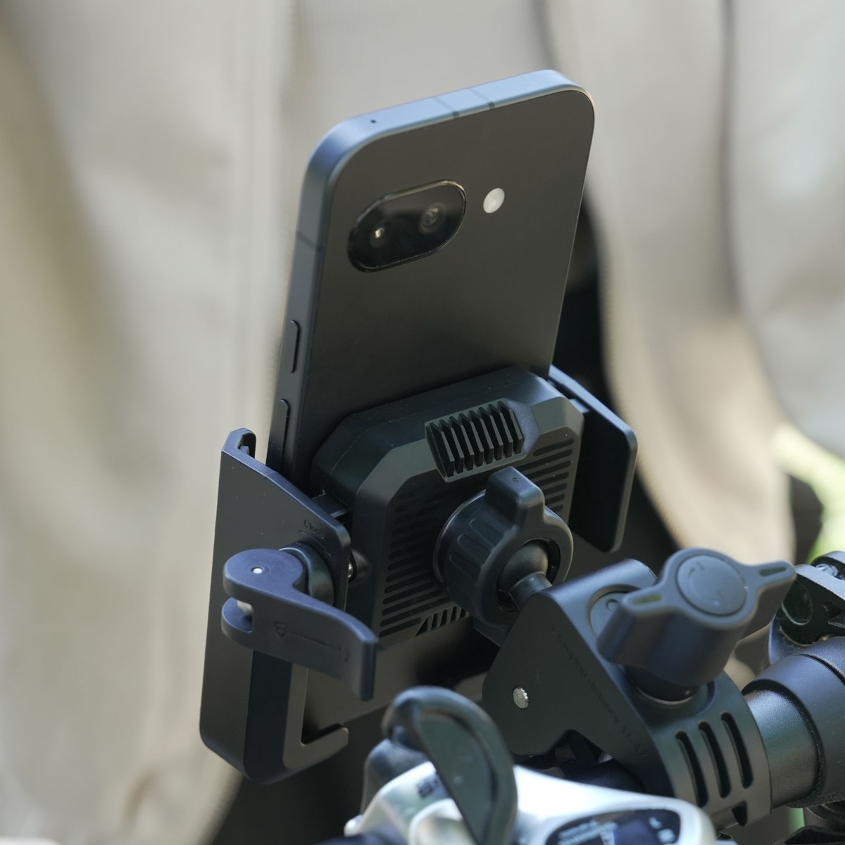 カムレバー式スマホホルダー装着時もカメラが使える様子