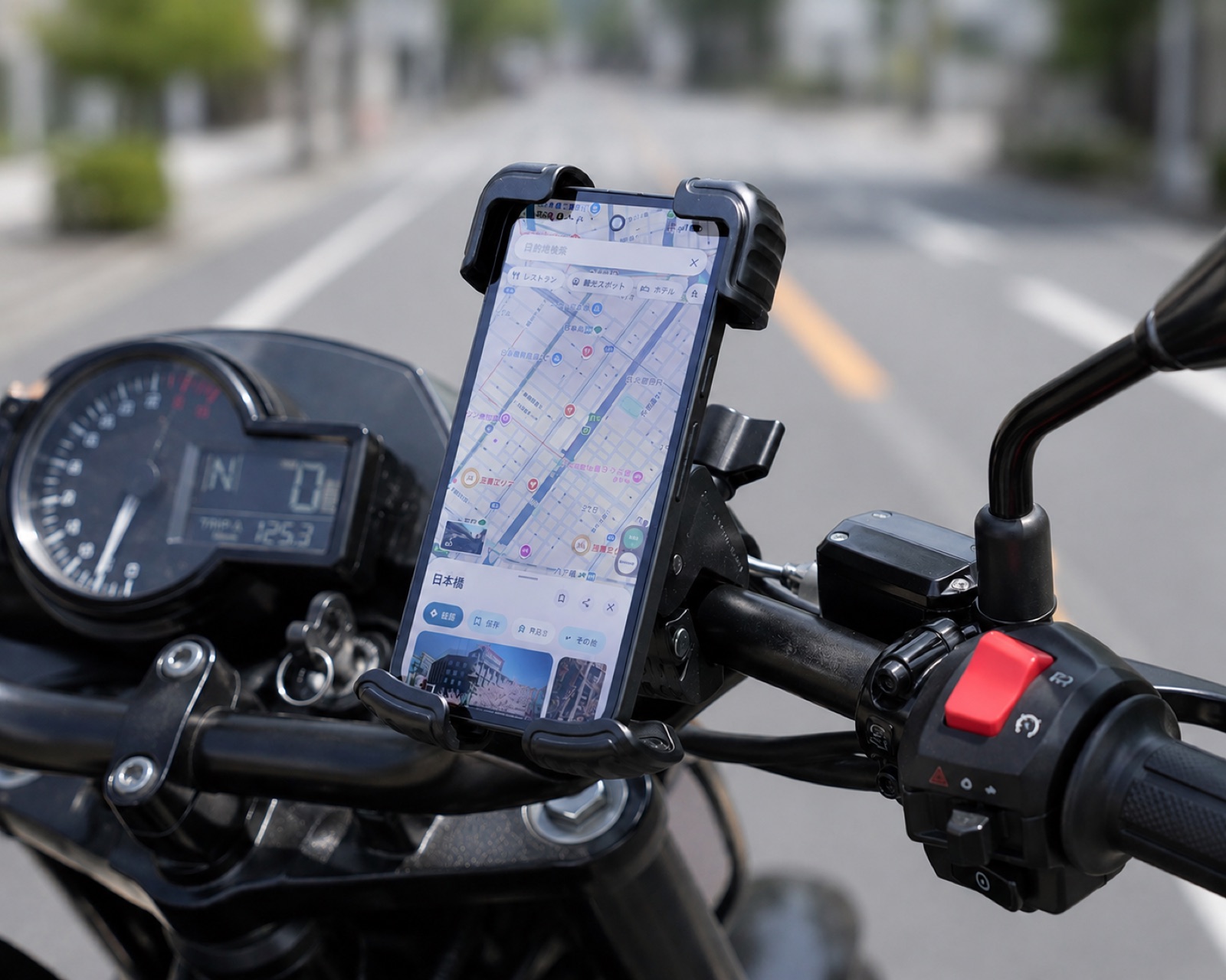 バイクのハンドルにマウントしたSmartArmsスマホホルダーとナビ画面